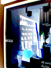 Étalage podoérotique danois / Helsingor store window footwears display .   Helsingor - Danemark / Denmark .  24-10-08- My world.....my style - Négatif