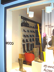 Étalage podoérotique danois / Helsingor store window footwears display .   Helsingor - Danemark / Denmark .  24-10-08- My world....my style