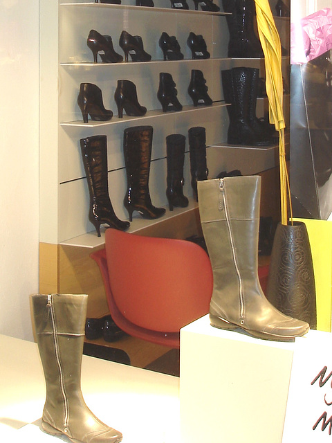 Étalage podoérotique danois / Helsingor store window footwears display .   Helsingor - Danemark / Denmark .  24-10-08- Originale