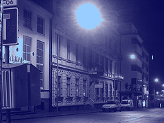 Luminosité mitigée dans une rue de Helsingor  /  Helsingor's spotlights by the night -   Danemark / Denmark.  24-10-08- Blue sun /  Soleil bleu