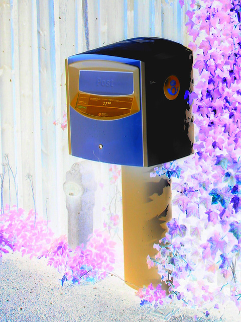 Boîte publique pour dépôt postal -  Postal street box - Båstad .  Suède - Sweden. 25-10-2008 -  Effet de négatif + couleurs ravivées