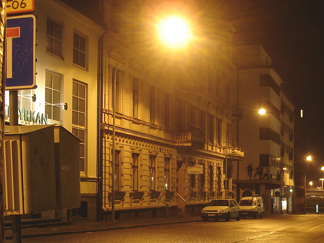 Luminosité mitigée dans une rue de Helsingor  /  Helsingor's spotlights by the night -   Danemark / Denmark.  24-10-08