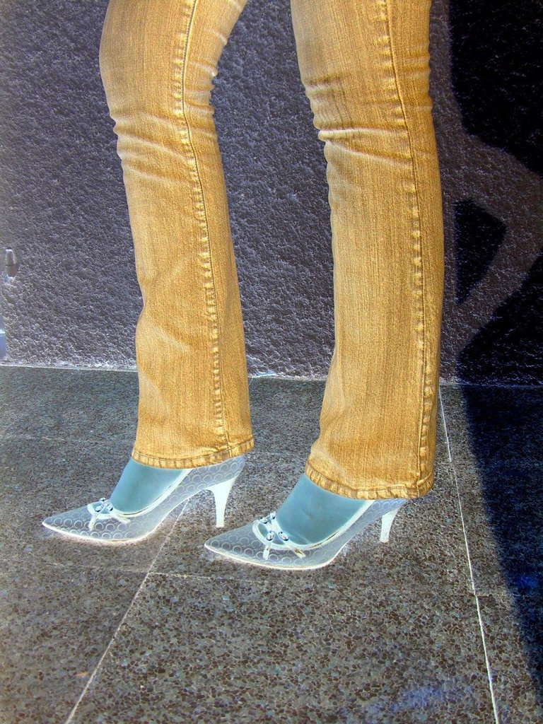 Jeans et escarpins de luxe /  Luxurious pumps and close-fitting jeans -  Cadeau d'une Amie photographe complice Ipernity !-  Effet de négatif