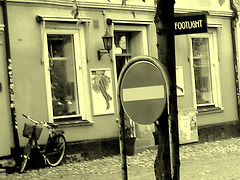À l'ancienne / Vintage optical ullusion - Sens unique rouge vers façade podoérotique / Red one way toward footlight façade sight  -  Helsinborg / Suède - Sweden.  22 octobre 2008