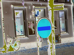 Sens unique rouge vers façade podoérotique / Red one way toward footlight façade sight  -  Helsinborg / Suède - Sweden.  22 octobre 2008 Effet de négatif et changement de couleur