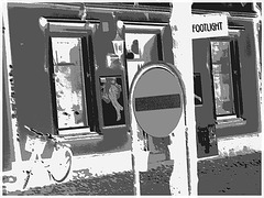 Sens unique rouge vers façade podoérotique / Red one way toward footlight façade sight  -  Helsinborg / Suède - Sweden.  22 octobre 2008- Postérisation et blanc accentué