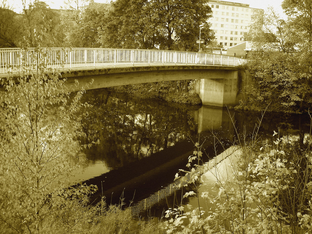 Pont et reflet de rivière - Bridge and river reflection  /   Ängelholm - Suède / Sweden.  23 octobre 2008- Sepia