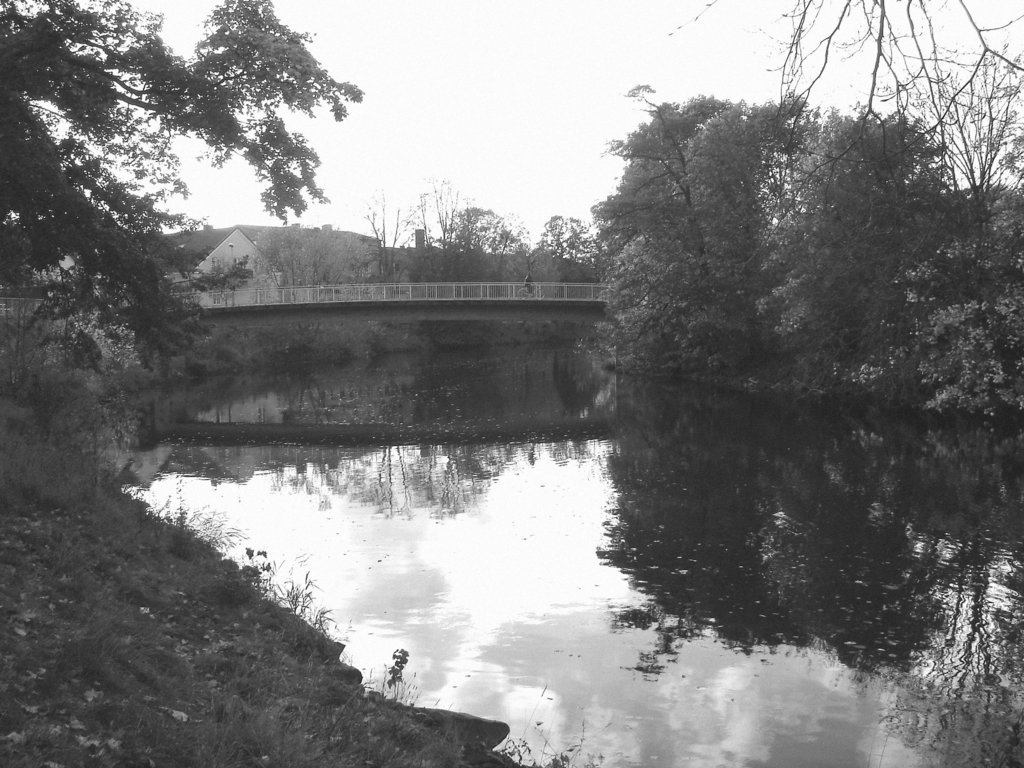 Pont et reflet de rivière - Bridge and river reflection  /   Ängelholm - Suède / Sweden.  23 octobre 2008-  B & W