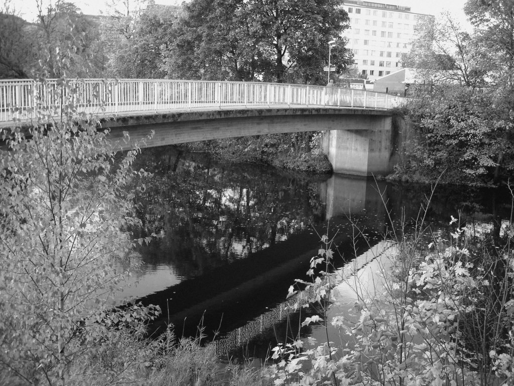 Pont et reflet de rivière - Bridge and river reflection  /   Ängelholm - Suède / Sweden.  23 octobre 2008 - B & W