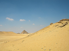 vue sur les pyramides depuis le désert