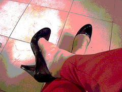 Mon amie adorée Krisontème / My beloved friend Krisontème -  Avec / with permission - Escarpins noirs et pantalons rouges. Postérisation