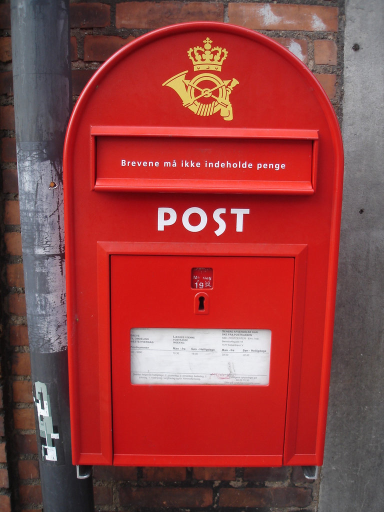 Boîte aux lettres publique  /  Red public mailbox / Copenhagen -  October 20th 2008 -  Rouge original