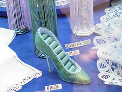 Chaussure érotique à talons hauts par Claudette en Belgique /  Shoes store window in Belgium by Claudette.  Avec / with permission.   -  Inversion RVB