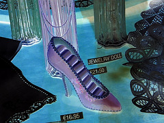 Chaussure érotique à talons hauts par Claudette en Belgique /  Shoes store window in Belgium by Claudette.  Avec / with permission. -  Négatif