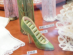 Chaussure érotique à talons hauts par Claudette en Belgique /  Shoes store window in Belgium by Claudette.