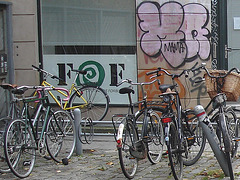 Vélos FOF et graffiti Mama / FOF bikes and Mama graffitis
