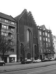 Salon de coiffure et église Viking / Frisor salon danish street church.  Copenhague, Danemark.   20-10-2008- N & B