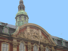 Édifice majestueux /  Majestic building.   Copenhague , Danemark   26-10-2008 -  Ciel bleu ajouté