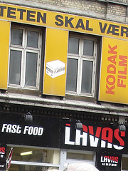 La façade colorée de la malbouffe danoise par excellence /  Lavas fast food danish façade  -  Copenhague, Danemark.  19-10-2008