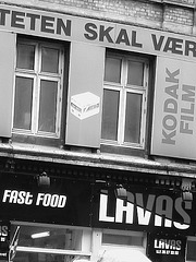 La façade colorée de la malbouffe danoise par excellence /  Lavas fast food danish façade  -  Copenhague, Danemark.  19-10-2008 -  N & B