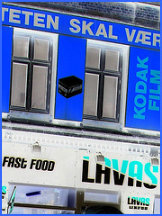 La façade colorée de la malbouffe danoise par excellence /  Lavas fast food danish façade  -  Copenhague, Danemark.  19-10-2008  - Traitement négatif