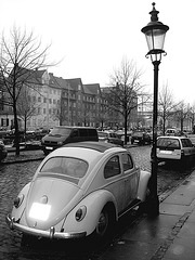 VW et lampadaire /  VW & street lamp - Copenhagen. 26-10-2008 -  N & B