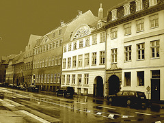 Pavé mouillé et façade danoise / - Wet pavement & danish façade.  Copenhague.  26 -10 -2008 -  Postérisation sépiatisée