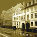 Pavé mouillé et façade danoise / - Wet pavement & danish façade.  Copenhague.  26 -10 -2008 -  Postérisation sépiatisée