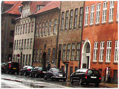 Pavé mouillé et façade danoise / - Wet pavement & danish façade.  Copenhague.  26 -10 -2008