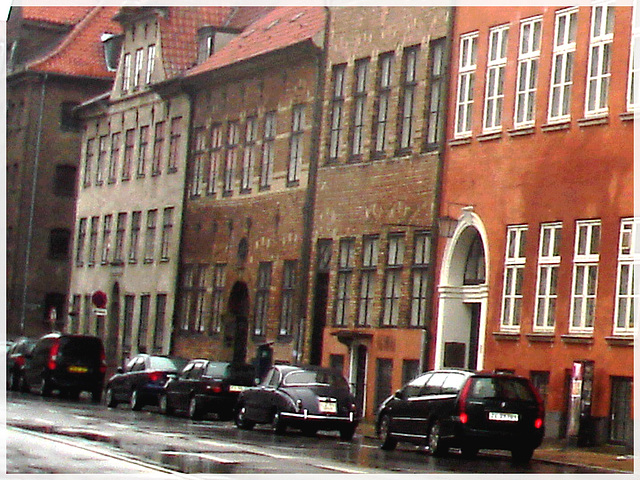 Pavé mouillé et façade danoise / - Wet pavement & danish façade.  Copenhague.  26 -10 -2008