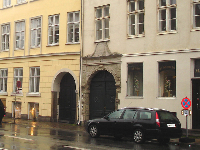 Pavé mouillé et façade danoise / - Wet pavement & danish façade.  Copenhague.  26 -10 -2008