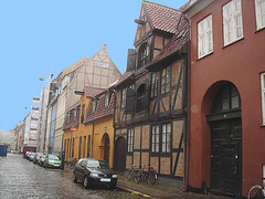 Façade colorée en perspective /  Colourful façade in perspective  -  Copenhague.   26 -10-2008 -  Avec ciel bleu photofiltré