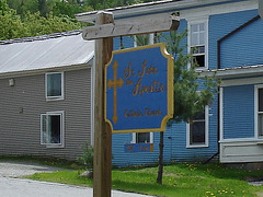St-John the apostle catholic church  / Johnson .  Vermont.   USA.  23 mai 2009  Close-up.