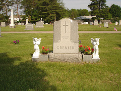 Cimetière St-Charles / St-Charles cemetery -  Dover , New Hampshire ( NH) . USA.   24 mai 2009   - Grenier et ses anges gardiens