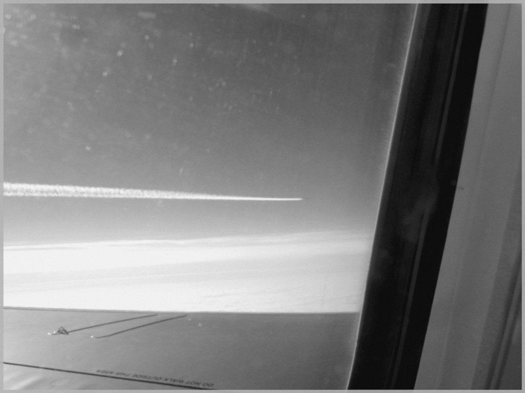 Overtaking jet / Jet sur la gauche -  Vol Bruxelles-Montréal.  29 oct 2008 -  N & B