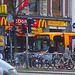 Autobus et big mac /  Mc Donald's and yellow bus.  Copenhague.  20 octobre 2008  - Recadrage flou avec belles couleurs