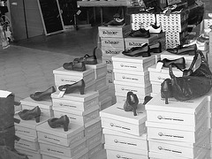 Pitt chaussures / Vitrine podoérotique -  Dans ma ville /  Hometown -  18 mars 2009- Vue Daoustienne. N & B