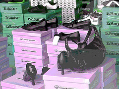 Pitt chaussures / Vitrine podoérotique -  Dans ma ville /  Hometown -  18 mars 2009-  Vue Daoustienne postérisée