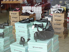 Pitt chaussures / Vitrine podoérotique -  Dans ma ville /  Hometown -  18 mars 2009  -  Vue Daoustienne