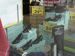 Pitt chaussures / Vitrine podoérotique -  Dans ma ville /  Hometown -  18 mars 2009