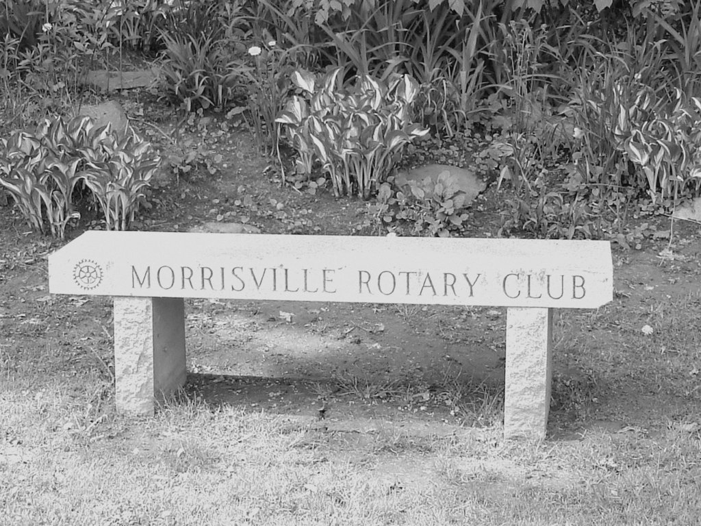Johnson /   Vermont .  États-Unis /   USA.  23 mai 2009- Morrisville Rotary club bench. B & W close up