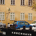 Bateau- auto- lampadaire et belles fenêtres /  Kobenhavn blue vehicule with windows & street lamp zone.   Copenhague / Copenhagen.  26-10-2008