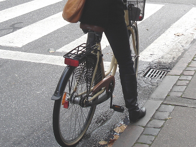Jolie cycliste d'âge mur en bottes à talons plats / Art & frame mature biker in flat boots