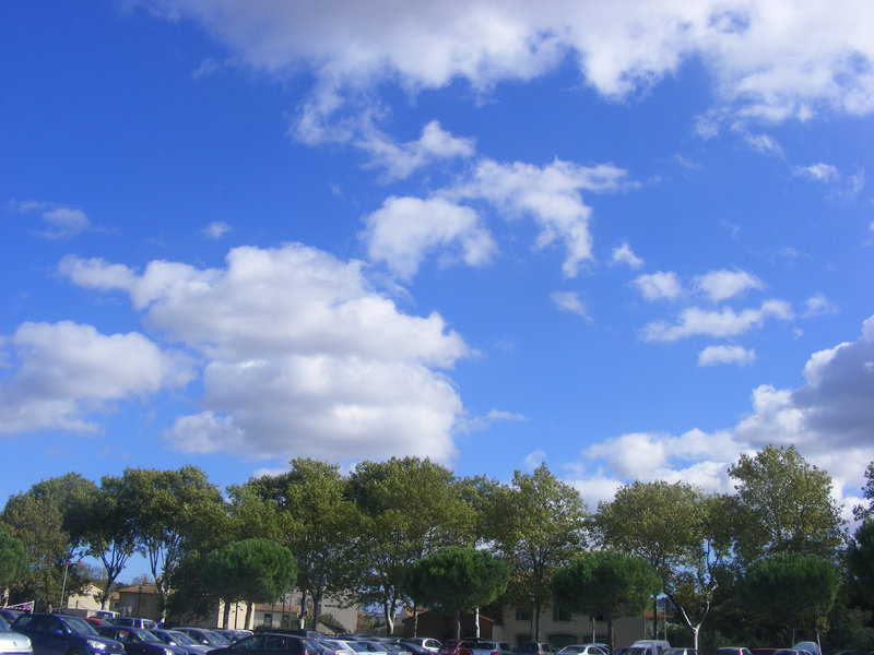 ciel bleu !!quelques petits nuages en fin d'après midi