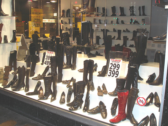 Vitrine podoérotique vs vélos interdits /  No bikes erotic footwears window display. Copenhagen.  25-10-2008