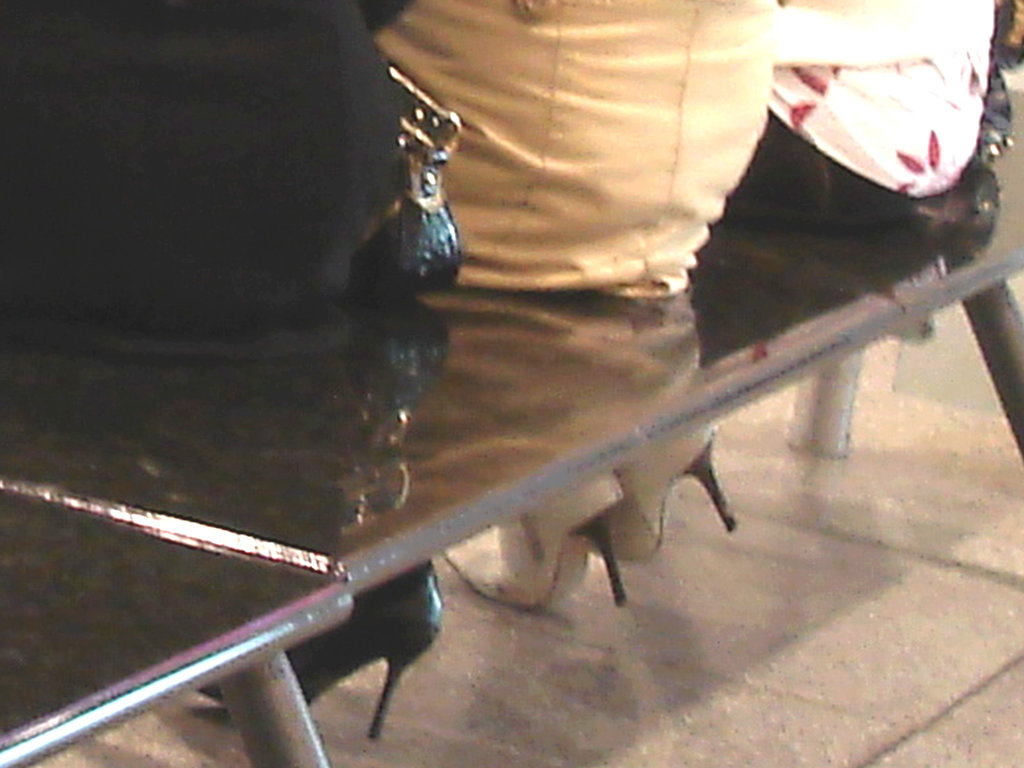Quatuor sexy en bottes à talons aiguilles - Aéroport de Montréa - Talons aiguilles sous le banc