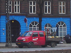 Le camion rouge NNC et la façade bleue /  NNC red truck & blue façade.  Copenhague.  20-10-2008 -  Recadrage flou adouci