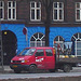 Le camion rouge NNC et la façade bleue /  NNC red truck & blue façade.  Copenhague.  20-10-2008 -  Recadrage flou adouci