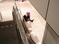Croisé de bottes et cellulaire / Cell phone and crossed boots -  Aéroport de Montréal /  Montreal airport.