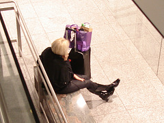 Croisé de bottes et cellulaire / Cell phone and crossed boots -  Aéroport de Montréal /  Montreal airport -  15 Novembre 2008.